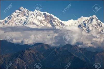 Dévorée de curiosité, la plume veut en savoir plus, et c'est bien décidée à le faire qu'elle traverse une immense chaîne montagneuse, elle survole alors une montagne de 8000 mètres, vaincue par un certain Maurice Herzog, qui laissa dans l'aventure quelques doigts de mains et de pieds !