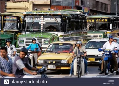Un brusque changement de vent la fait changer de direction, en-dessous défile une ville célèbre pour son cartel, fondé par un certain Escobar !