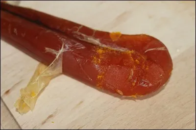 Mais notre plume se faisait des idées si elle pensait s'en tirer à si bon compte, pendant plusieurs jours, les vents la poussent sans interruption, c'est seulement arrivée au dessus d'une région spécialisée dans la poutargue qu'elle peut se reposer, ça y est, notre plume est arrivée en France !