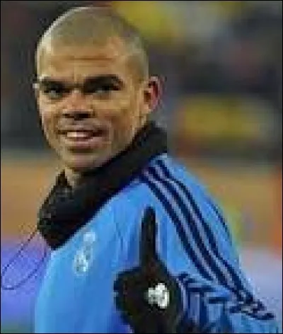 Comment s'appelle ce footballeur ?