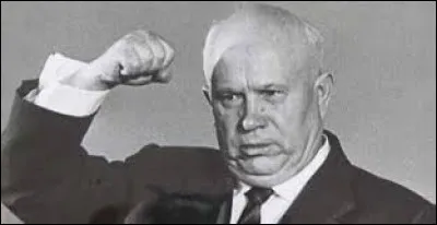 Septembre 1971 : D'après une ''légende'' , comment Nikita Krouchtchev aurait-il manifesté son désaccord en 1960 à l'Assemblée générale des Nations-Unies ?