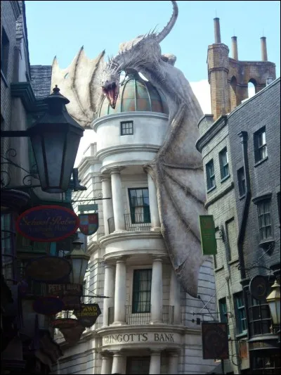 Comment s'appelle le gobelin que rencontre Harry lors de sa première visite à Gringotts?