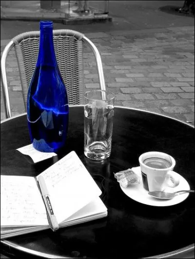 Dans la chanson "La neige" de Sardou, qui un musicien assassinait-il dans un café de Varsovie ?