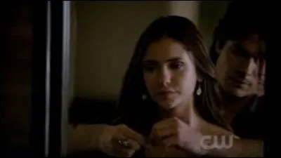 Dans quelle saison découvre-t-elle qu'elle est amoureuse de Damon ?