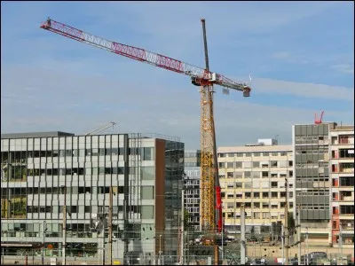 Regardez la grue de chantier.
