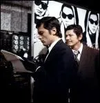 Dino Barran, un mdecin lgionnaire, doit aider la femme d'un homme qu'il a tu accidentellement. Il s'enferme dans une chambre forte pour ouvrir un coffre-fort et remettre en place des documents compromettants.