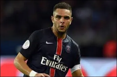 Comment s'appelle ce footballeur ?