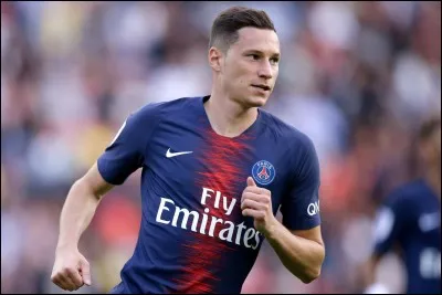 Comment s'appelle ce footballeur ?