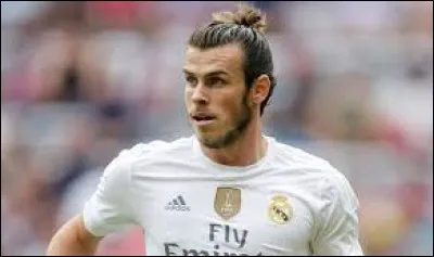 Comment s'appelle ce footballeur ?