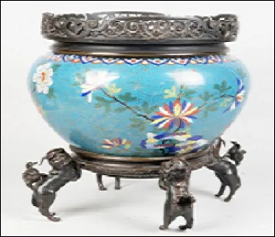Sur quels pieds repose ce cache-pot chinois en émail cloisonné à décor de fleurs ?