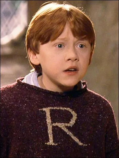 Il y a un R sur le pull de Ron (Harry Potter à l'école des sorciers).