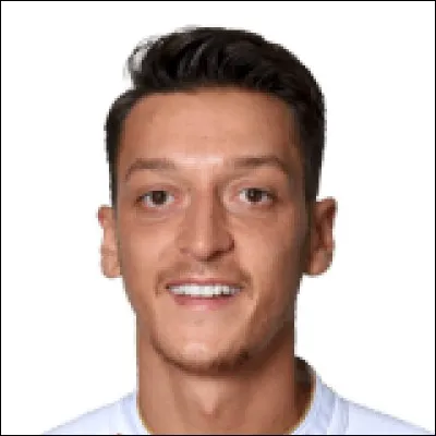 Combien de passes Özil a-t-il ?