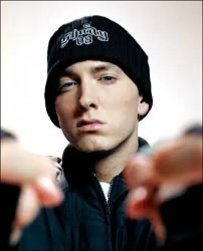 Eminem est un rappeur anglais.
