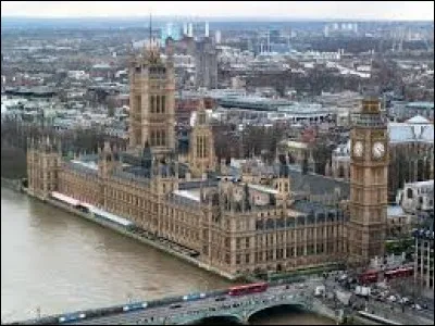 Quel est le nom du palais qui abrite Big Ben ?