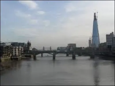 Comment s'appelle le fleuve qui traverse la ville de Londres ?