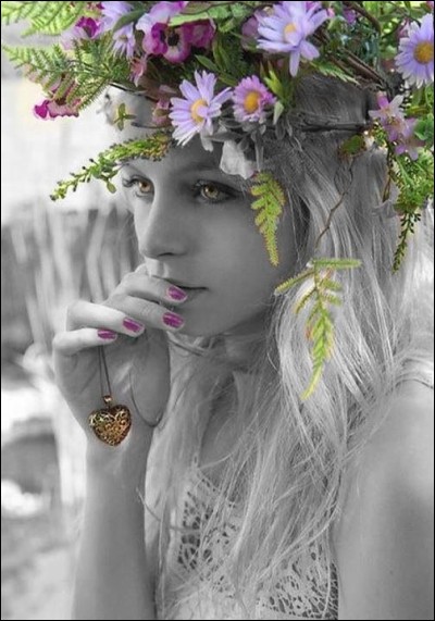 Dans la Rome antique, on lui dédiait 5 jours de fête, en avril, on dit parfois, à tort, qu'elle est la déesse du printemps, mais en tout cas, c'est celle des fleurs !