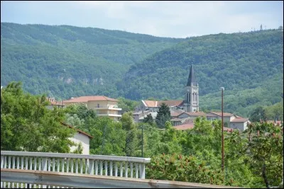 Avec 14 000 habitants, Ambérieu-en-Bugey, au pied des montagnes du Bugey, est une des villes les plus importantes de son département. Mais lequel ?