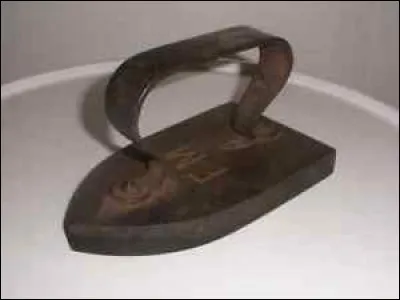 Lequel de ces fers à repasser est du XX e siècle ?