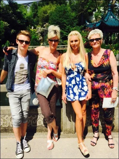 Quel est le nom de famille d'Adixia ?