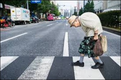 Tu marches tranquillement quand soudain, tu vois une personne âgée courbée.