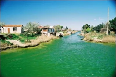 Vous voyez, ici, la jonction du canal de Lunel avec celui du Rhône. Où se situe cet ouvrage de navigation ?