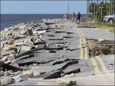 Les assauts répétés et puissants des tampêtes on beaucoup abîmé la vielle route.