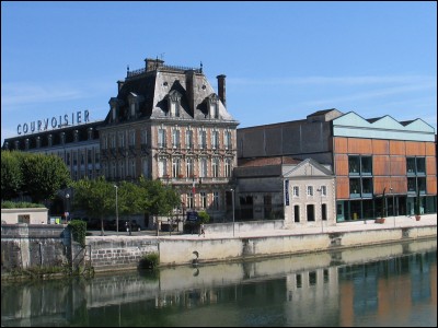 JARNAC - Lequel de ces présidents de la République française est né dans cette ville de Charente ?