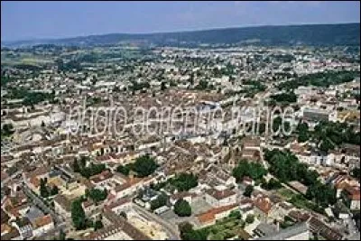 JURA (DEPARTEMENT DU) - Laquelle de ces villes est le chef-lieu de ce département de l'est de la France ?