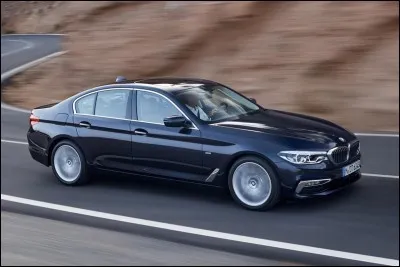 La BMW série 5 coûte environ _____ $ en 2017.