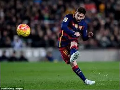 Dans quelle équipe de foot joue-t-il en 2017 ?