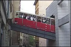 Quel moyen de transport pittoresque utilise-t-on pour accder  la colline de Fourvire  Lyon ?