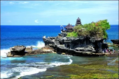 Tu as le choix entre accoster sur une île dangereuse et une île pacifiste. Sur laquelle accostes-tu ?