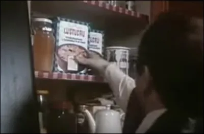 Dans cette pub TV de 1973, qui saisit un paquet de Lustucru ?