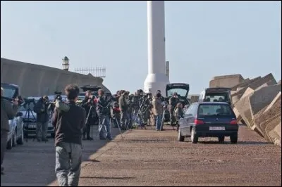 Les jetées, construites pour abriter les eaux des ports des tempêtes maritimes, sont de très bons postes pour observer la migration des oiseaux marins. Avant sa fermeture en raison de la construction d'un terminal métallier, la jetée du Clipon (port de Dunkerque) était un lieu privilégié pour l'observation de la migration marine. Mais comment appelle-t-on cette pratique ?