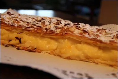 Nous terminerons cette petite virée culinaire par un dessert d'origine navarraise, le "pantxineta". Gâteau à base de pâte feuilletée, décoré avec des amandes. Il est fourré de crème pâtissière :