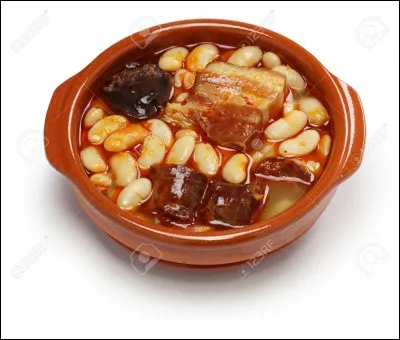 Nous nous rendons à présent dans la région des Asturies. Nous y dégustons une "fabada", sorte de cassoulet à base de haricots qui peuvent être remplacés par :