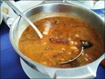 Allons faire un tour en Cantabrie cette fois, avec une spécialité nommée le "cocido montañés", également sorte de cassoulet régional, à base de haricots, de chou, de lard et de chorizo. Quelle viande y ajoute-t-on ?
