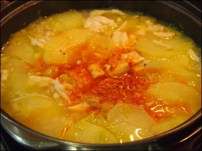 Rendons-nous au Pays basque si cher à mon cur. Débutons par une soupe chaude nommée "porrusalda".
À base de pomme de terres et de carottes, nous y ajouterons :