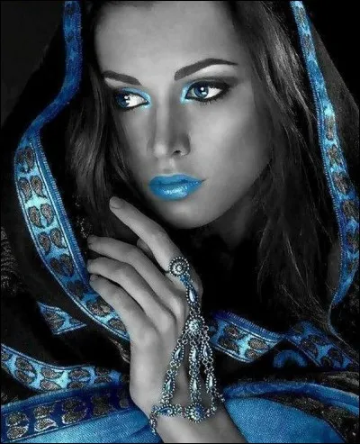 Quel était le prénom de celle qui chantait "Je suis amoureuse d'une terre sauvage, un sorcier vaudou m'a peint le visage" ?