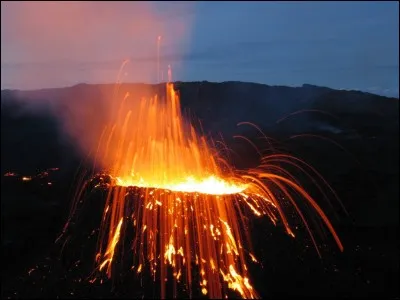 Le mont Fuji, un volcan situé au Japon, est sur l'île de...