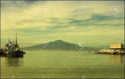 Quel célèbre volcan se situe sur une île d'Italie ?