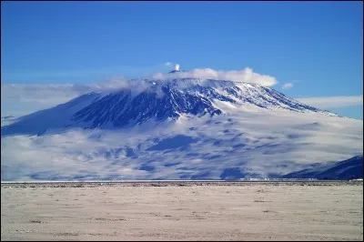 Volcan en Antarctique, situé sur l'île de Ross. Comment se nomme-t-il ?