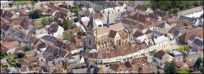 Lorris-en-Gâtinais est connue pour sa charte d'affranchissement, accordée par Louis VI en 1134 et qui servit de modèle à beaucoup d'autres franchises. Dans quel département se trouve ce bourg ?
