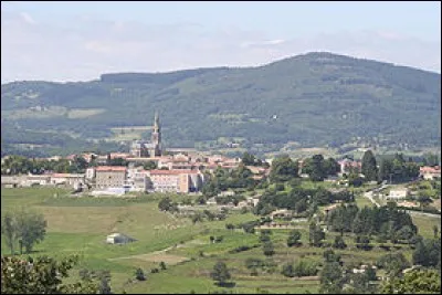 Vernoux-en-Vivarais, gros village de 1 900 habitants des collines du Vivarais, est à 120 km de Lyon. Mais, dans quel département ?