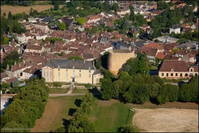 Saint-Sauveur-en-Puisaye, village natal de la romancière Colette, ne se trouve qu'à 30 km de la vallée de la Loire. Mais, dans quel département ?
