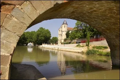 Ventenac-en-Minervois, commune de 500 habitants, est traversée par le canal de Paul Riquet. Dans quel département se trouve-t-elle ?