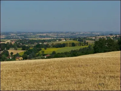 Verdun-en-Lauragais, petit village d'à-peine 300 habitants , situé entre 195 m et 616 m d'altitude, offre au regard toute la plaine jusqu'à la barrière des Pyrénées. Dans quel département se trouve-t-il ?