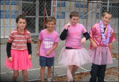 Peut-on acheter des habits, des accessoires et des coiffures de filles pour les garçons ?