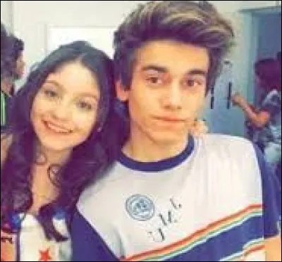 Comment le garçon, à côté de Karol (Luna), s'appelle-t-il ?