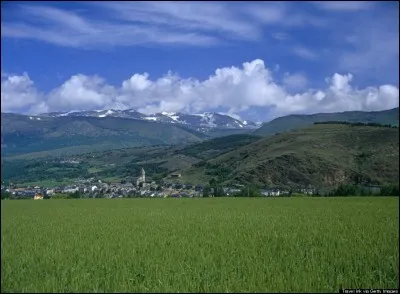Quelle est cette petite ville située dans le département des Pyrénées-Orientales, qui est en réalité une commune espagnole ?